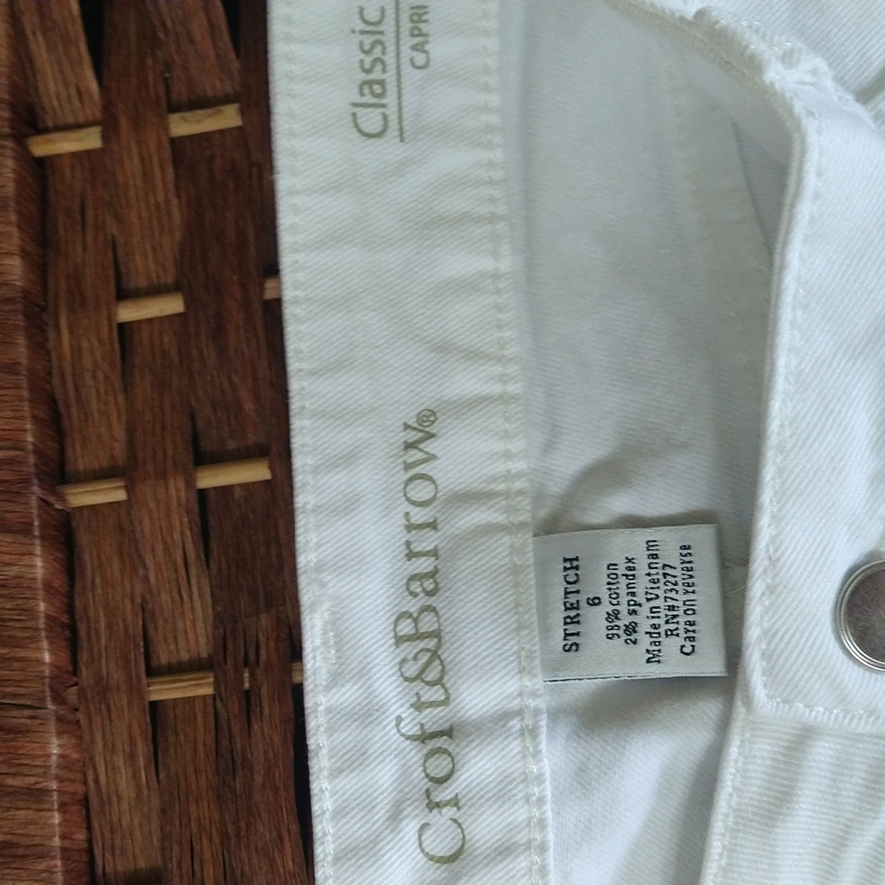 white capri jeans